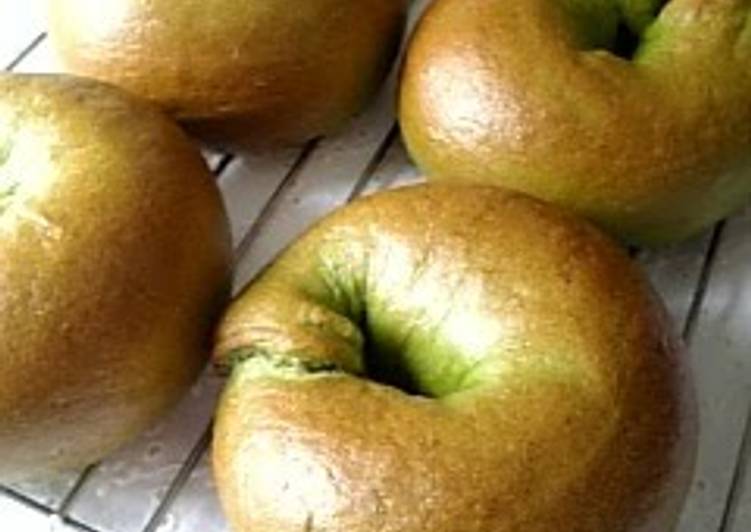 Fluffy &amp; Chewy Soft Spinach Bagels