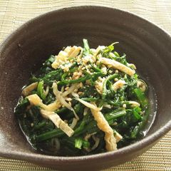 A picture of Parboiled Chrysanthemum Greens and Spinach.