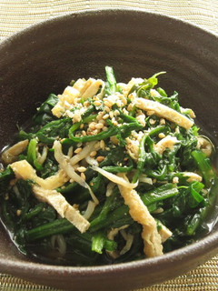 A picture of Parboiled Chrysanthemum Greens and Spinach.