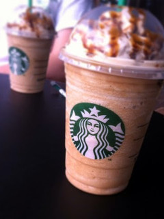A picture of Starbucks caramel frappchino.