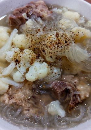 Hình của món Canh súp lơ sườn heo nấu miến.