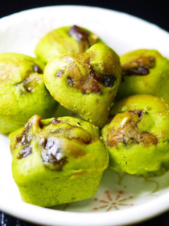 A picture of Japanese Style Mini-Cupcakes with Matcha and Red Bean Paste.