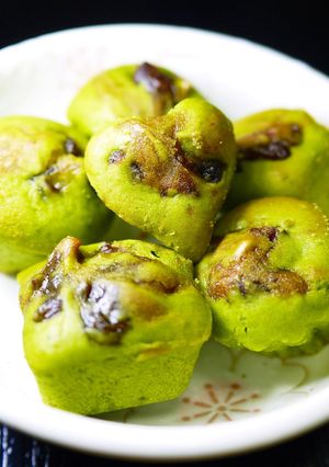 A picture of Japanese Style Mini-Cupcakes with Matcha and Red Bean Paste.