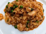 Una foto de arroz de marisco