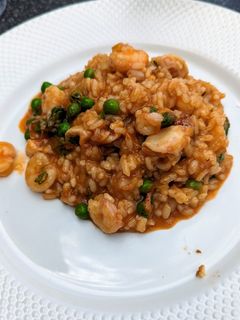 Una foto de Arroz caldoso con gambas y calamares