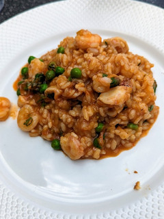 Una foto de Arroz caldoso con gambas y calamares