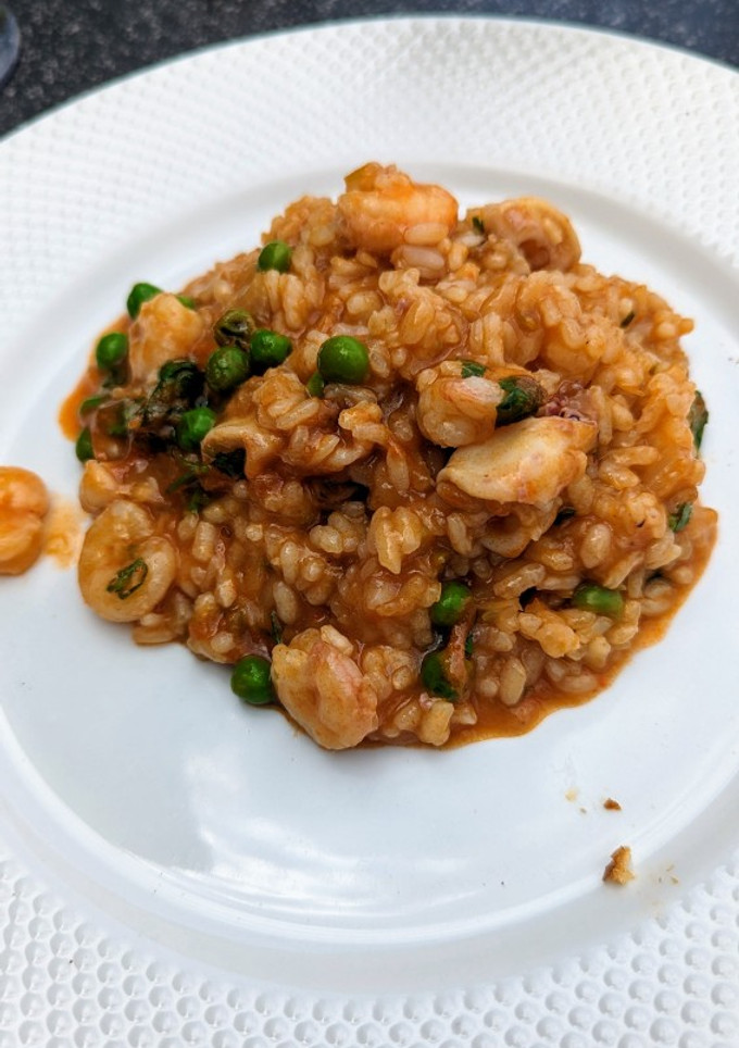 Una foto de Arroz caldoso con gambas y calamares