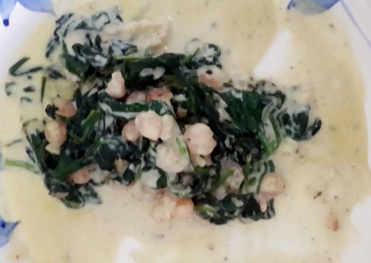 Steps to Prepare Perfect Creamed Spinach and Shrimp