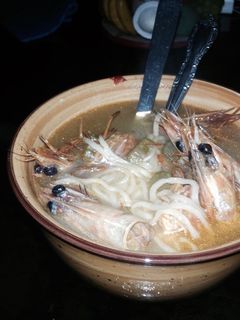 Una foto de Caldo de Langostinos