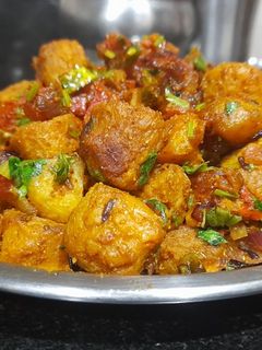 आलू और सोयाबीन की सब्जी (Aloo aur soyabean ki sabzi recipe in Hindi) रेसिपी मुख्य फोटो