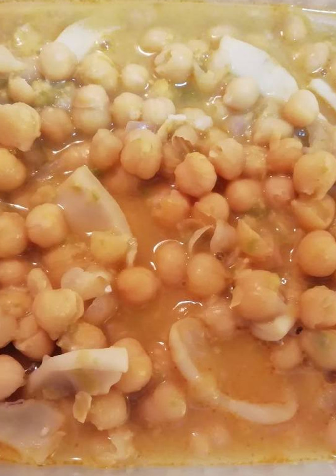 Una foto de Garbanzos con calamares