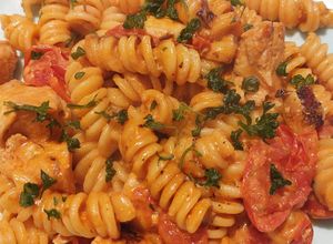 Une photo de Fusilli sautées au poulet et ses épices ou pâte au poulet 😊