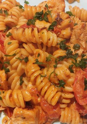 Une photo de Fusilli sautées au poulet et ses épices ou pâte au poulet 😊