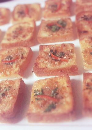 A picture of Crispy Shrimps and Garlic Bread.