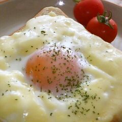 A picture of Croque Madame with Microwave White Sauce.