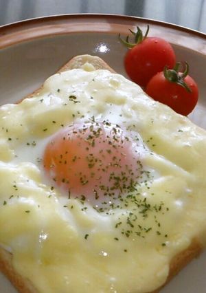 A picture of Croque Madame with Microwave White Sauce.