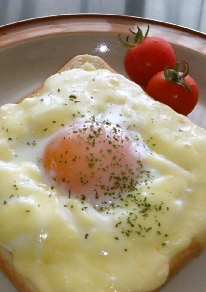 A picture of Croque Madame with Microwave White Sauce.