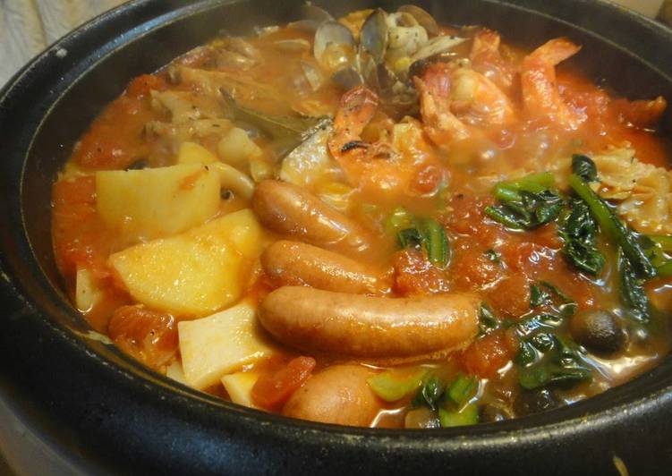 Recipe of Homemade Our Family&#39;s Bouillabaisse-style Tomato Hot Pot