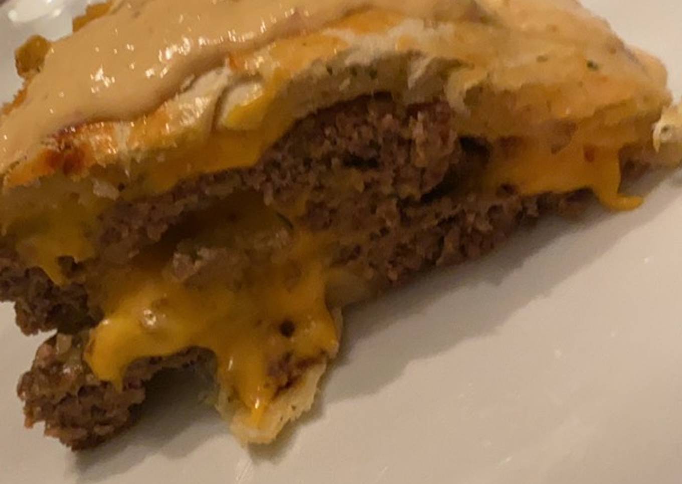 Hamburguesa gigante con cheddar envuelta en masa