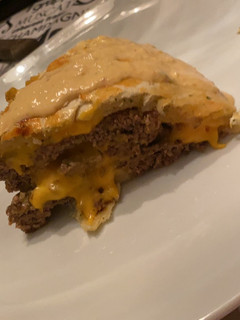 Una foto de Hamburguesa gigante con cheddar envuelta en masa