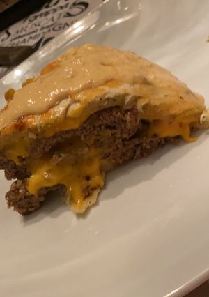 Una foto de Hamburguesa gigante con cheddar envuelta en masa