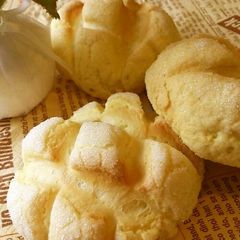 A picture of Fluffy and Crispy Melon Bread.