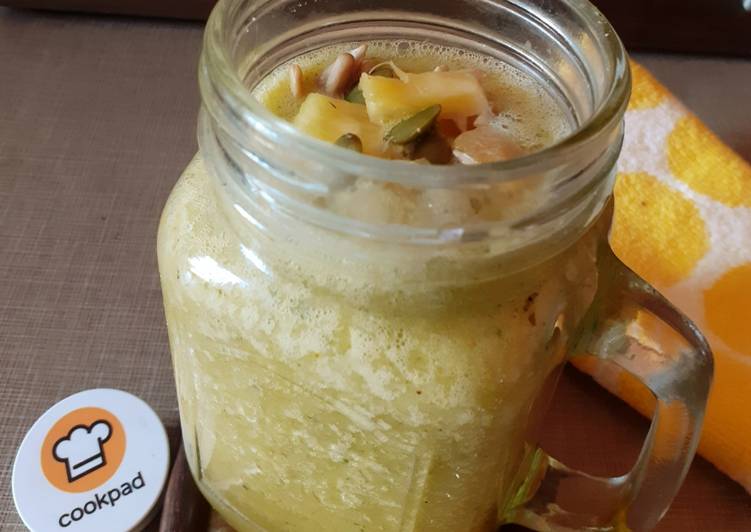 Detoxifying Pineapple Cucumber Juice with Pumpkin Seeds