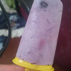 A picture of Blueberry yogurt popsicles with fresh strawberries.