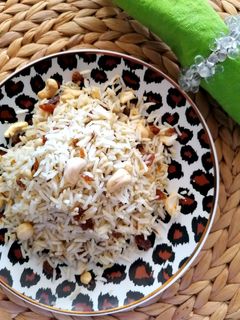 Una foto de Arroz hindú pilau con frutos secos, coco y ralladura de naranja