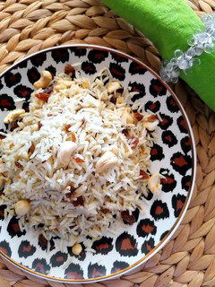 Una foto de Arroz hindú pilau con frutos secos, coco y ralladura de naranja