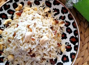 Una foto de Arroz hindú pilau con frutos secos, coco y ralladura de naranja