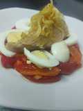 Ensalada de pimientos, bonito, y cebolla caramelizada