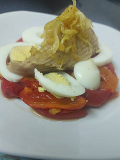 Una foto de Ensalada de pimientos, bonito, y cebolla caramelizada