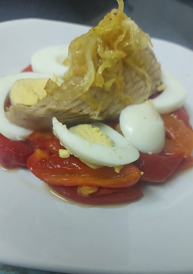 Una foto de Ensalada de pimientos, bonito, y cebolla caramelizada