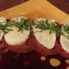 A picture of Caprese salad.