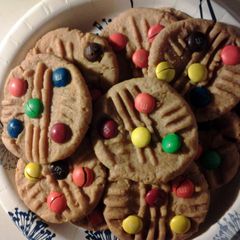 A picture of Easy peanut butter m&m cookies.