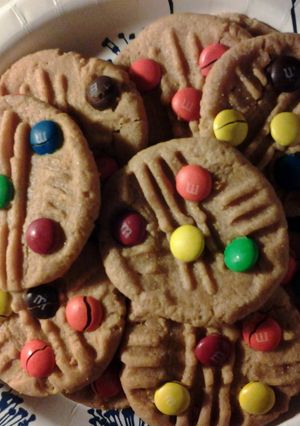 A picture of Easy peanut butter m&m cookies.