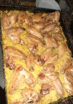 Una foto de Alitas de pollo con arroz y azafrán al horno!!🍽🤤