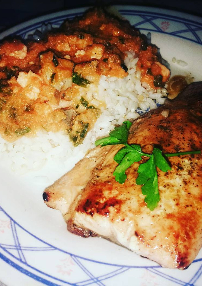 Una foto de Arroz a la cubana con salmón