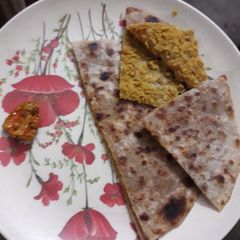 A picture of Soya granules paratha.