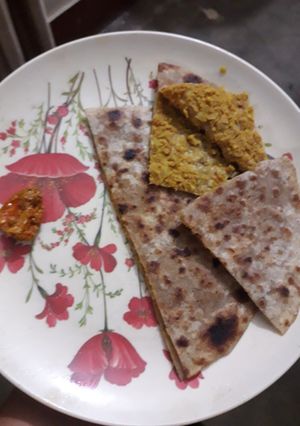 A picture of Soya granules paratha.