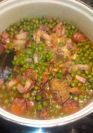 Una foto de Guisantes con bacon y chorizo de toda la vida, fáciles y ricos, cada uno su toque unipersonal 😋