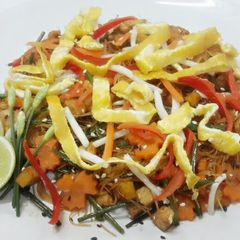 A picture of Kanya's Pad Mee with Chicken.