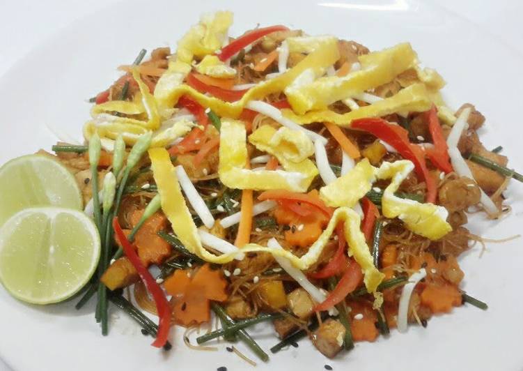 Recipe of Yummy Kanya&#39;s Pad Mee with Chicken