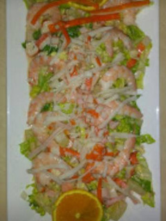 Una foto de Ensaladilla de marisco🦐🐚🍊🍍🥗🍸😋