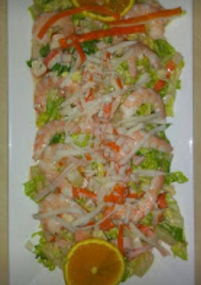 Una foto de Ensaladilla de marisco🦐🐚🍊🍍🥗🍸😋