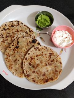 આલુ પરાઠા (Aloo Paratha Recipe In Gujarati) રેસીપી મુખ્ય ફોટો