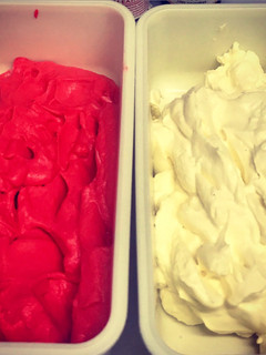 Una foto de Helados caseros de vainilla y de fresa