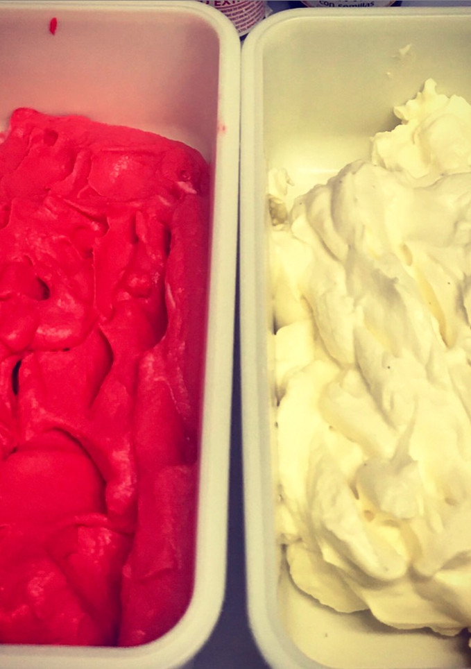 Una foto de Helados caseros de vainilla y de fresa