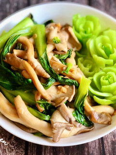 青江菜炒菇 / 鮑魚菇 的食譜成品照片